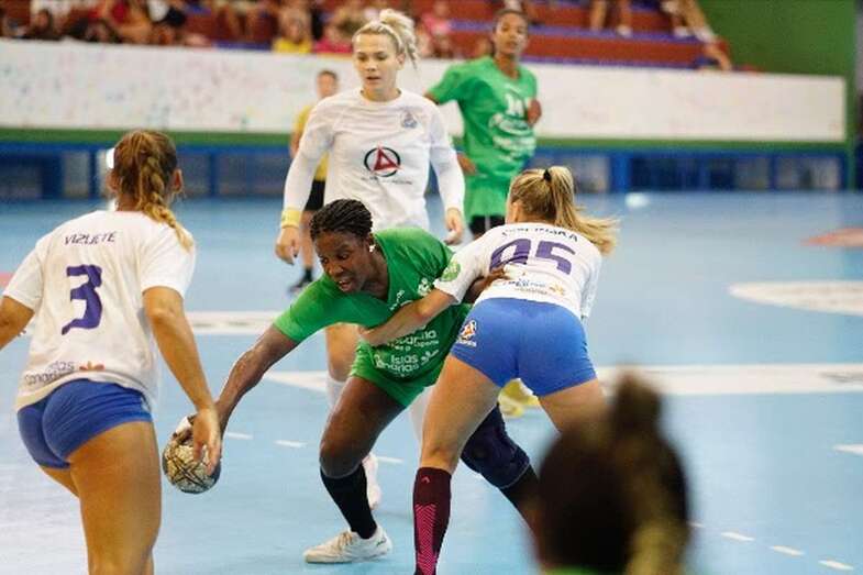 Imagen del partido entre ambos equipos en la Copa de Gobierno (Foto TA)